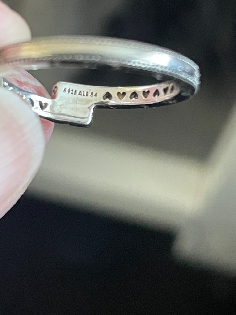 Pandora sparkling overlapping ring size 54, which equals a seven